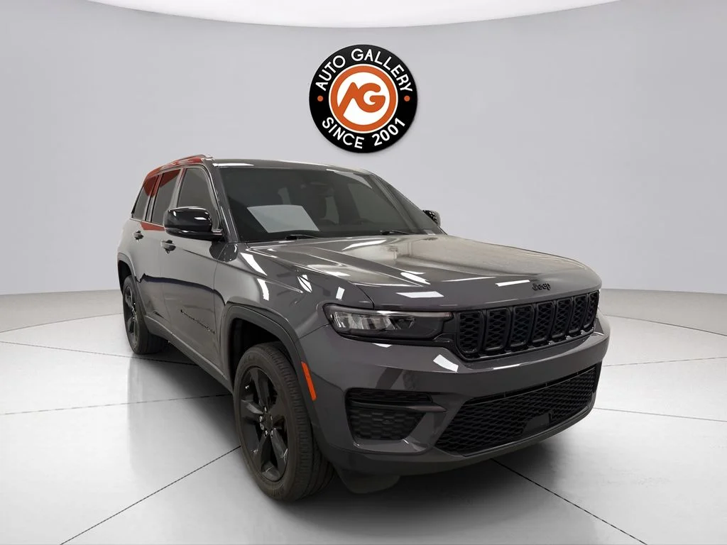 Used 2023 Gray Jeep Altitude X image 1