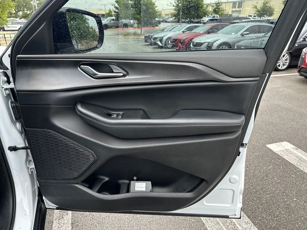 Used 2023 White Jeep Altitude image 34