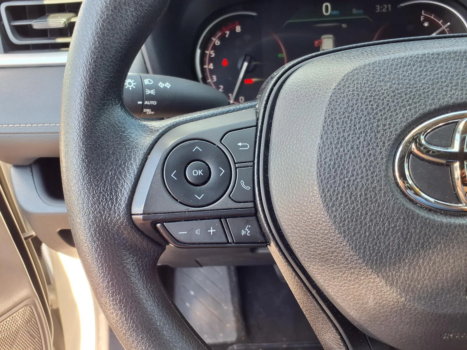 Used 2025 Ice Cap Toyota XLE image 11