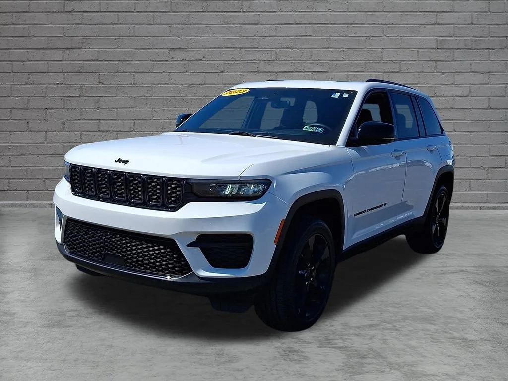 Used 2023 Bright White Clearcoat Jeep Altitude image 5