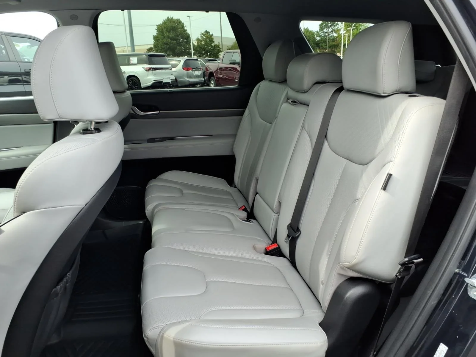 Used 2024 Moonlight Cloud Hyundai SEL 8P image 20