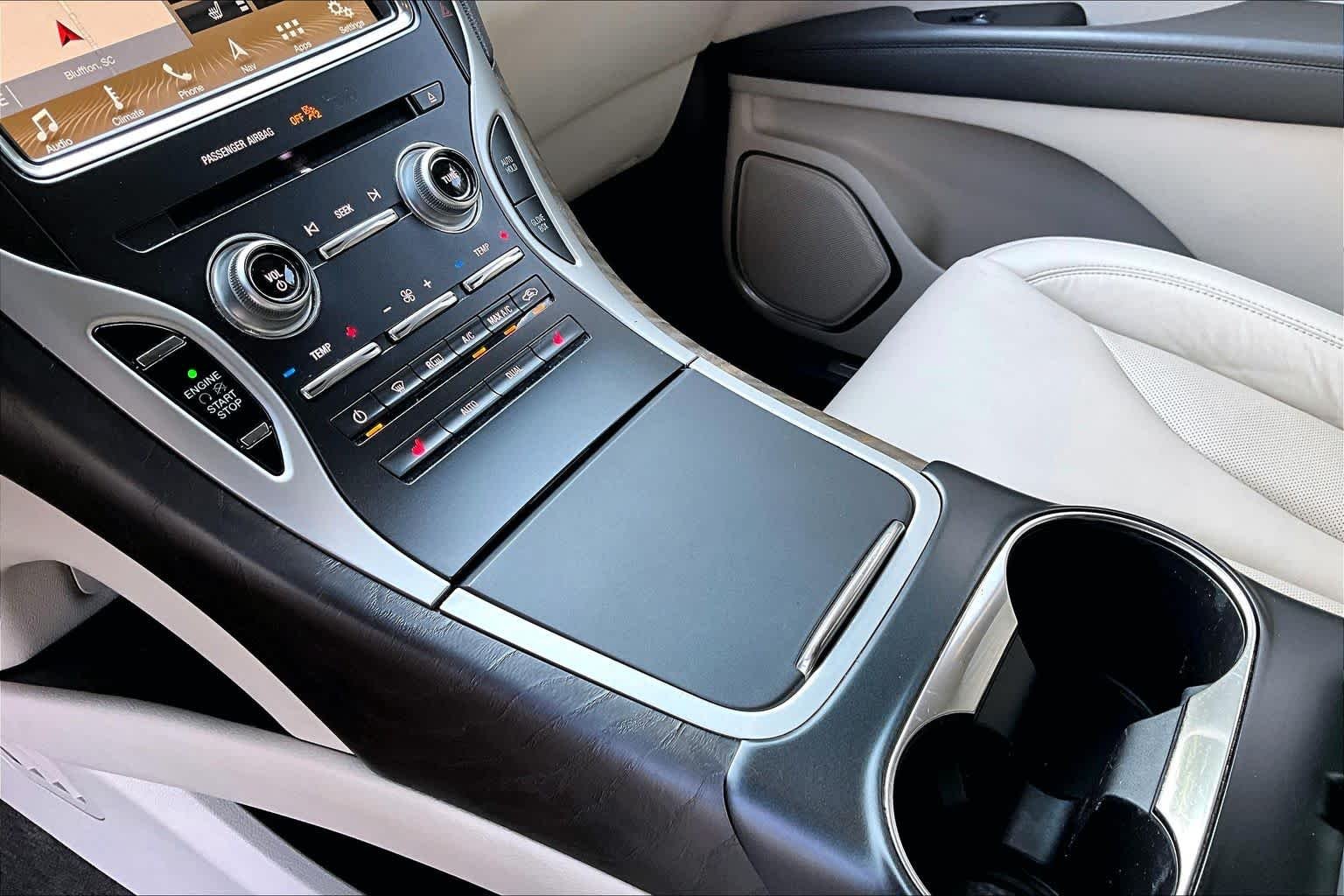 Used 2018 Ivory Pearl Lincoln Select image 17