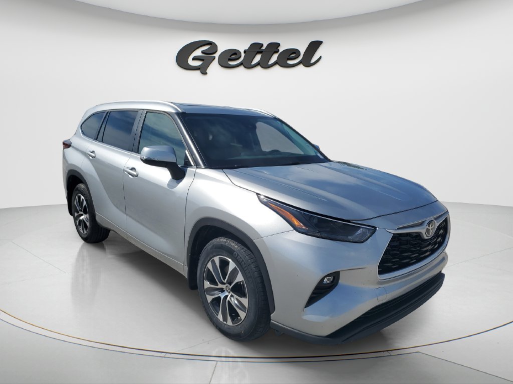 Used 2025 Silver Toyota XLE image 3