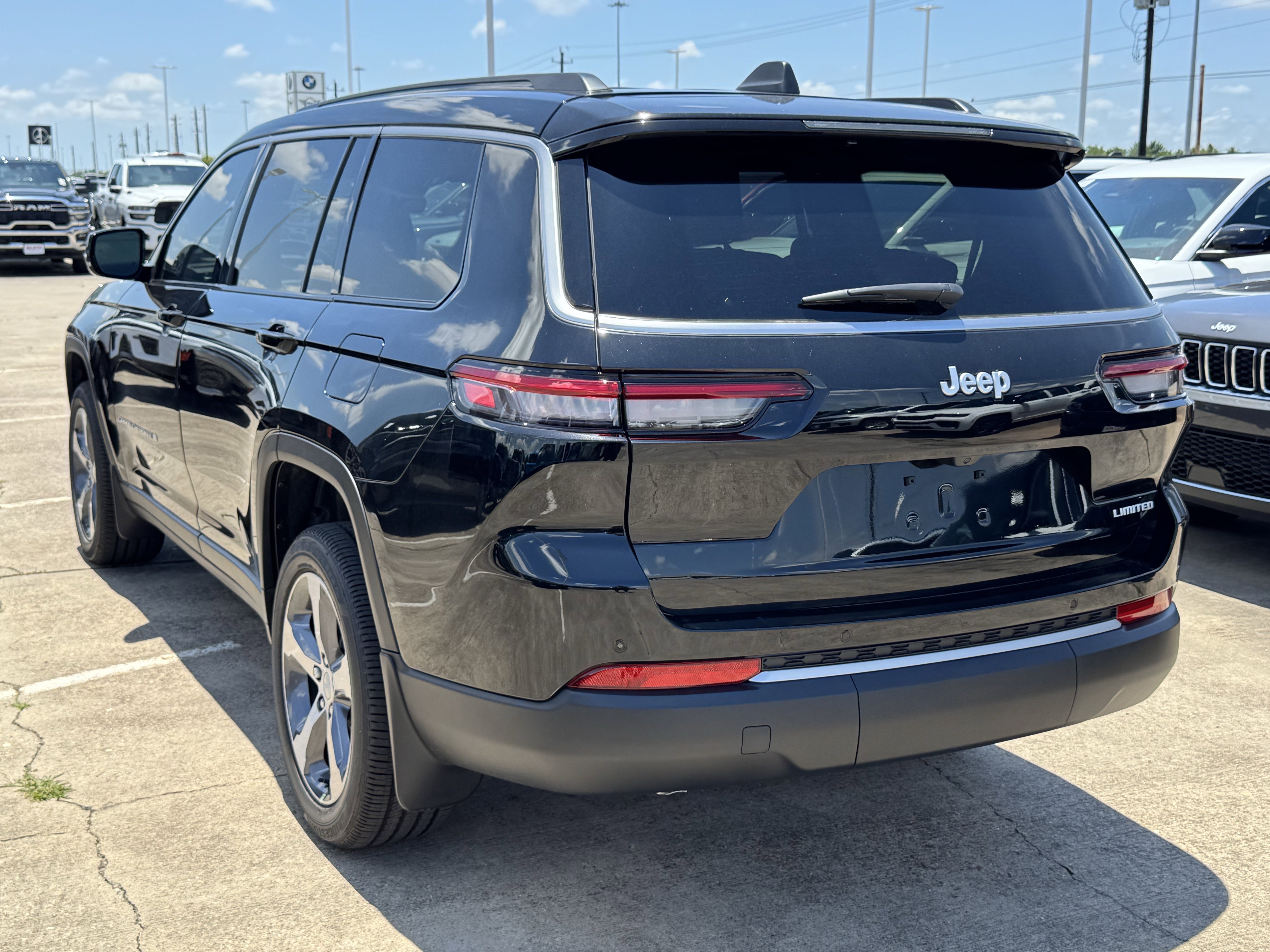 New 2026 Diamond Black Crystal Pearl-Coat Exterior Paint Jeep Limited image 7