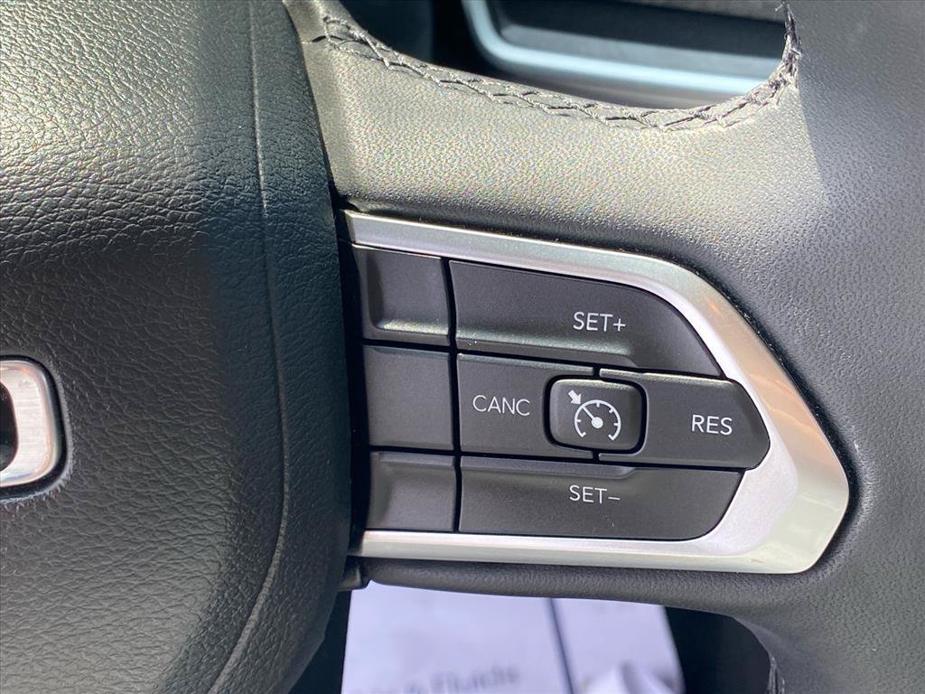 Used 2023 Billet Silver Metallic Clearcoat Jeep Latitude image 18