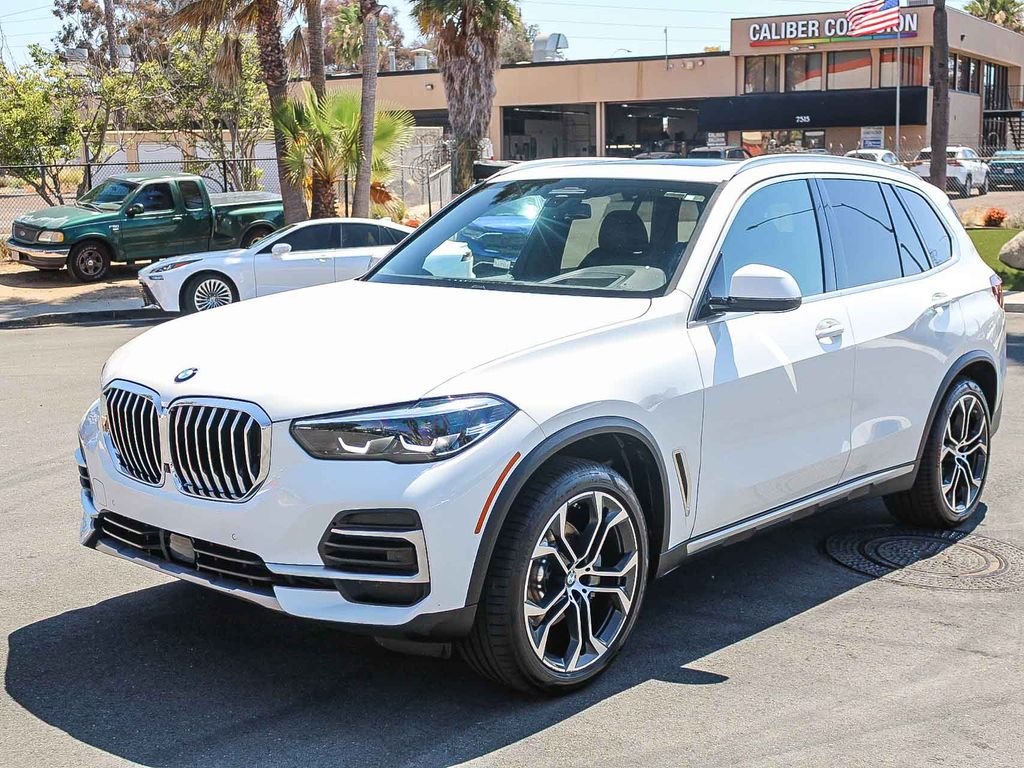 Used 2023 White BMW sDrive40i image 3