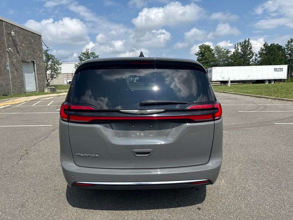 Used 2025 White Chrysler Select image 6