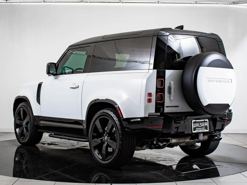 Used 2022 White Land Rover V8 image 11