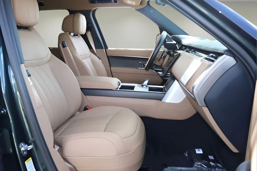 New 2026 Belgravia Green Land Rover SE image 17