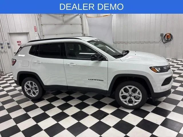 New 2026 Bright White Clear-Coat Exterior Paint Jeep Latitude image 3