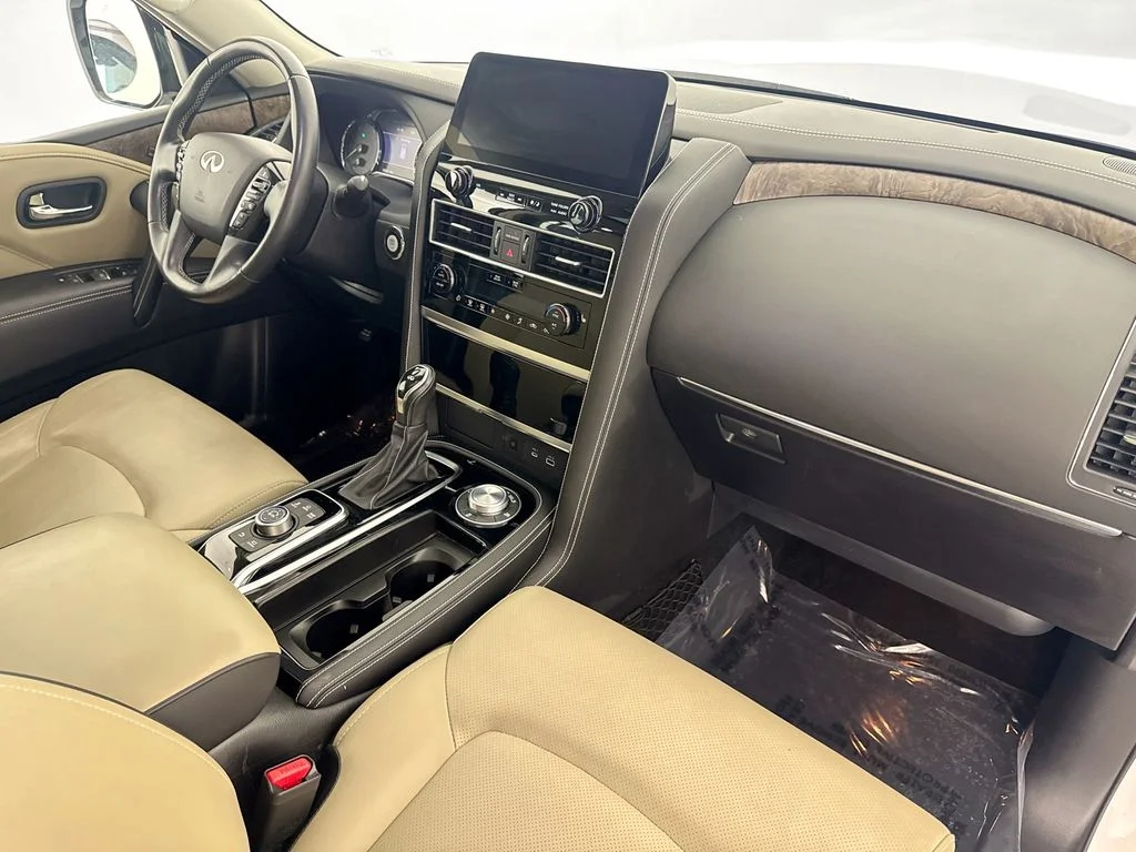 Used 2024 White INFINITI Premium Select image 29