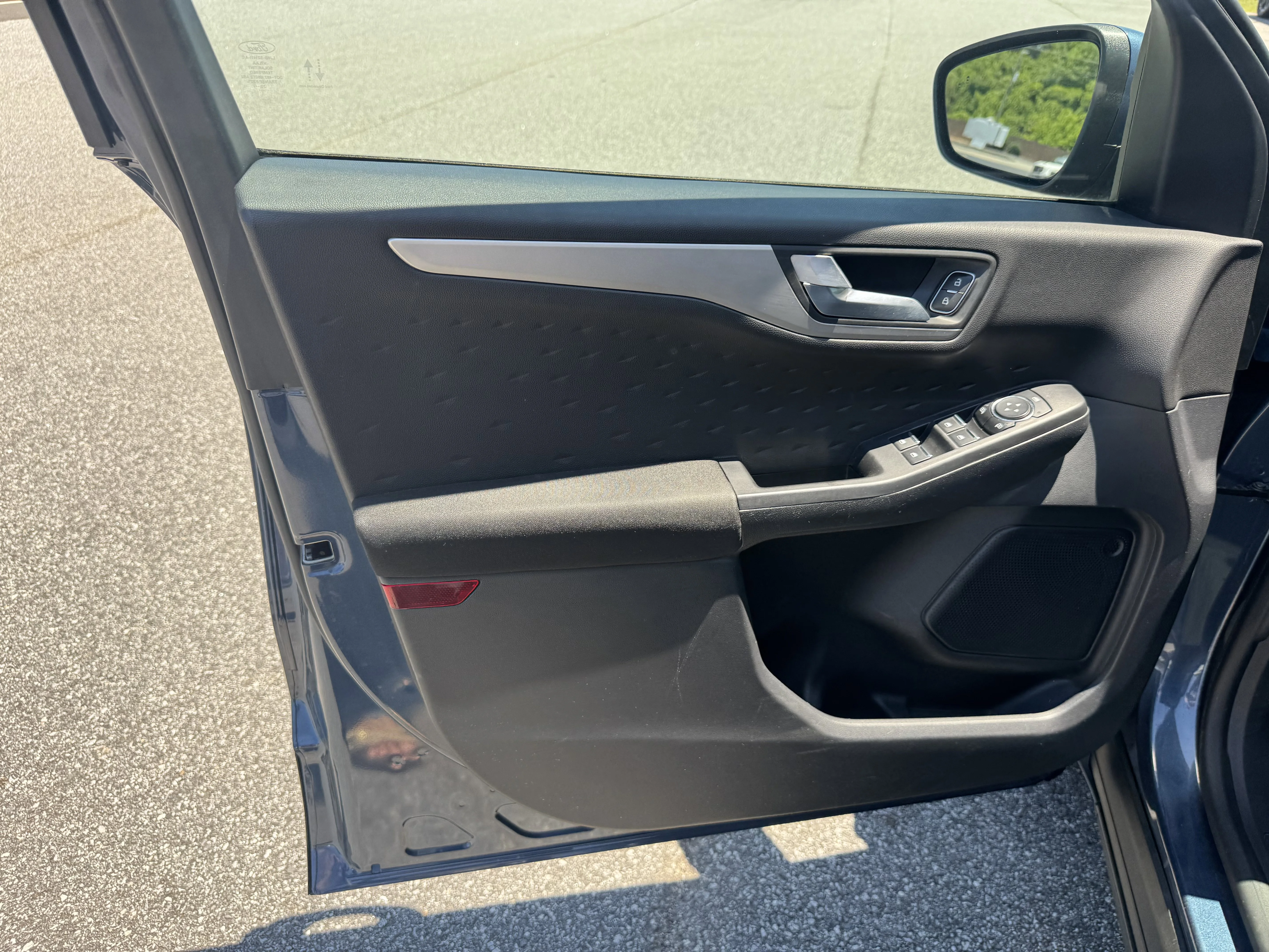 Used 2020 Blue Metallic Ford SE image 6