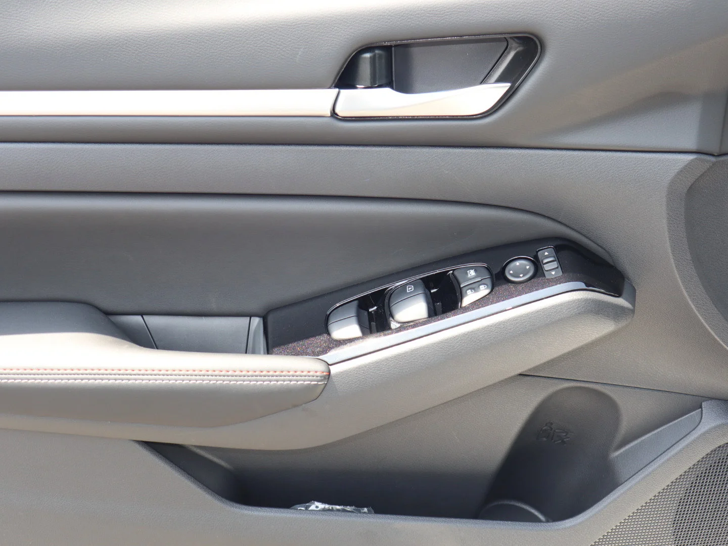 New 2025 Brilliant Silver Metallic Nissan SR image 14