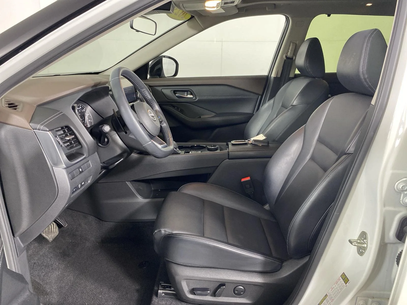 Used 2023 Pearl White Tricoat/Super Black Nissan SV image 13