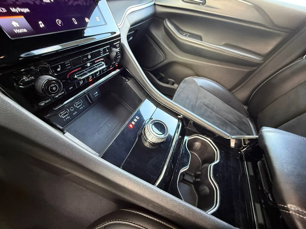 Used 2023 White Jeep Altitude image 22
