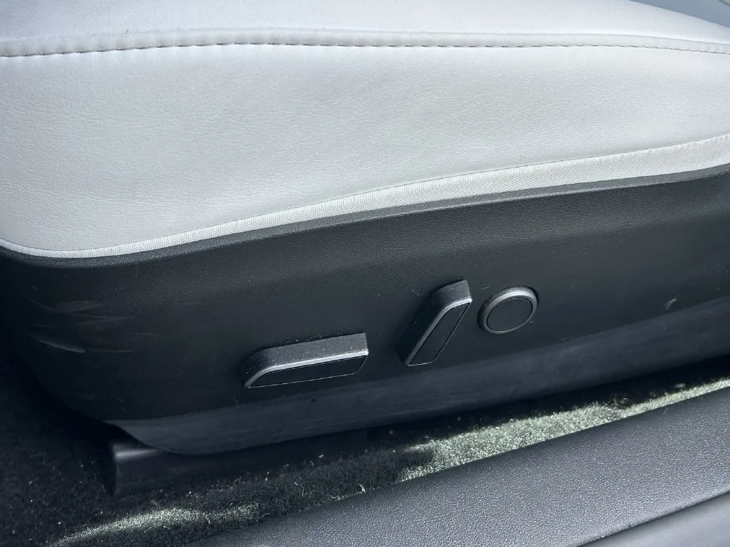 Used 2023  Tesla Base image 20