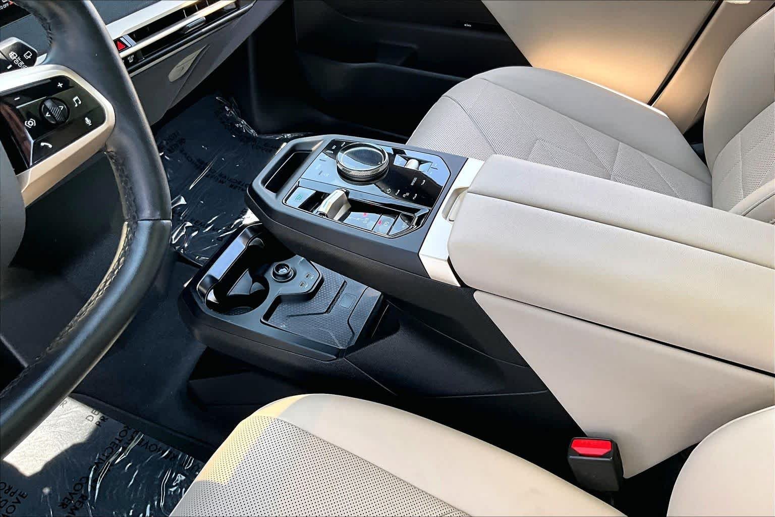 Used 2024 Alpine White BMW xDrive50 image 16