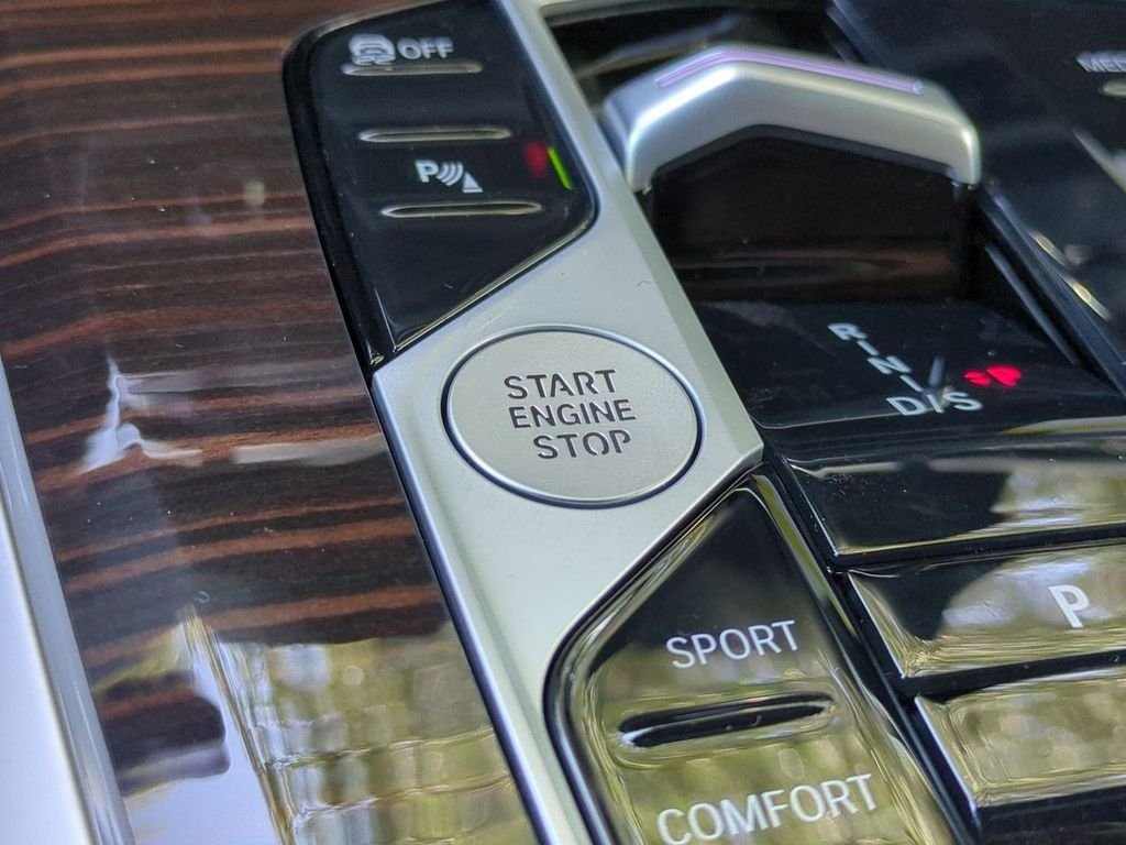 New 2026 White Metallic BMW xDrive40i image 28