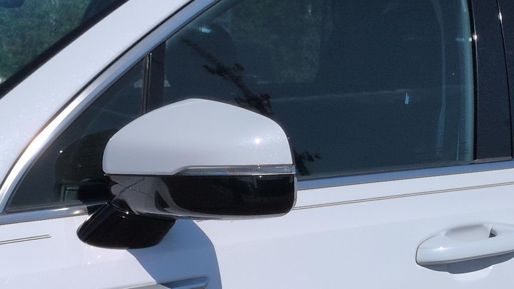 Used 2022 White Kia LX image 25