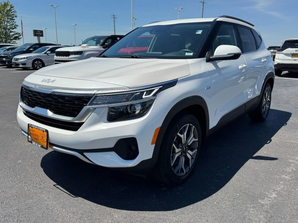 Used 2022 White Kia EX image 8