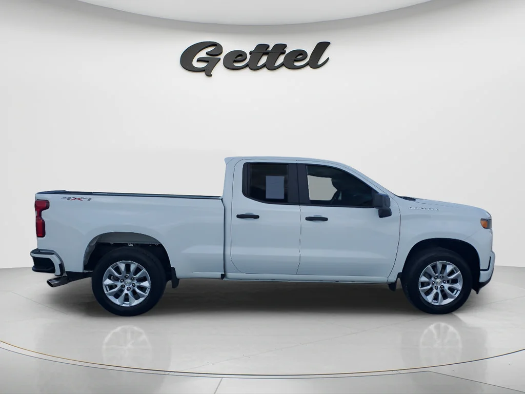 Used 2019 SUMMIT WHITE Chevrolet Custom image 4