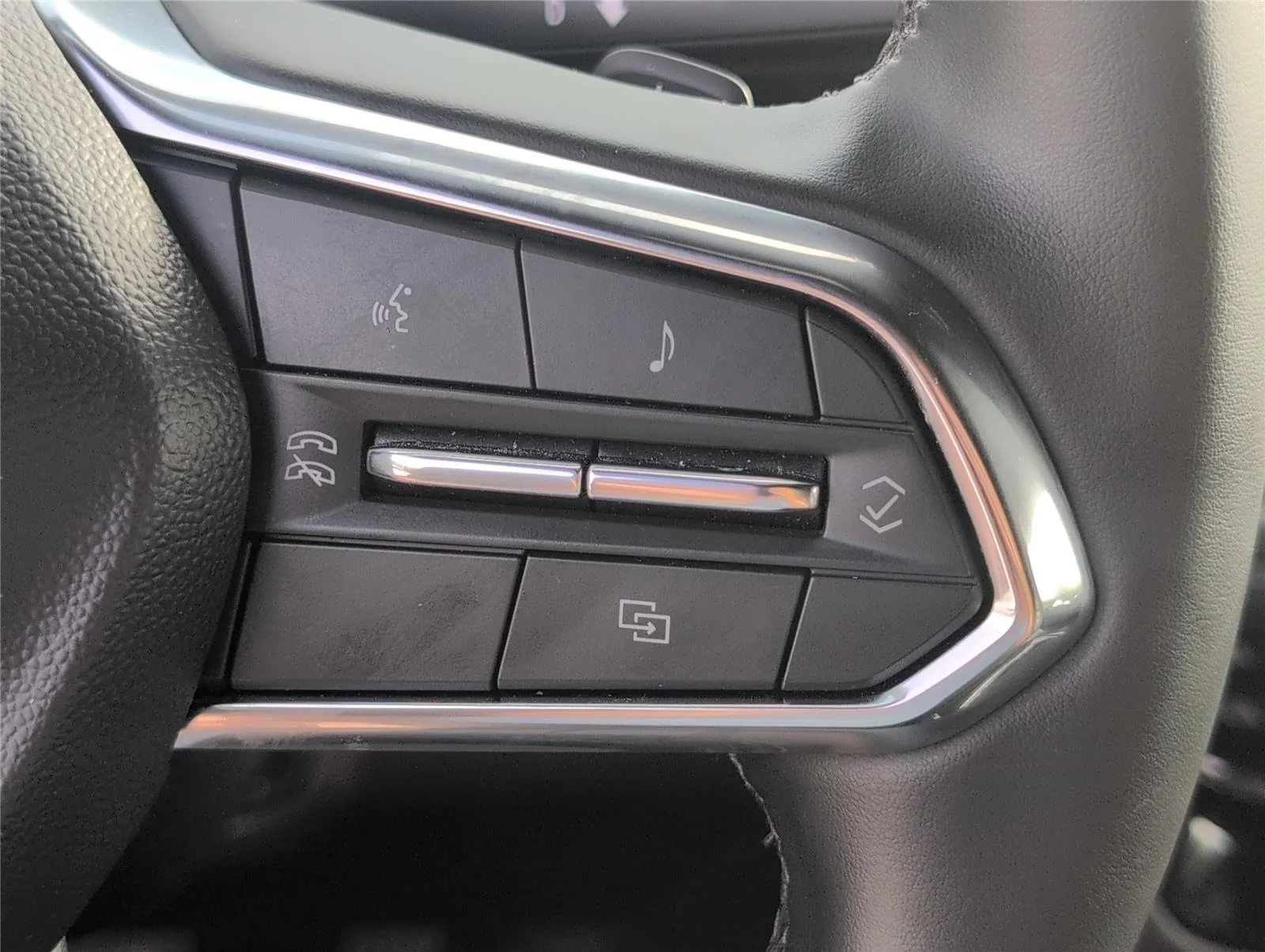 Used 2025 Black Chevrolet LT image 24