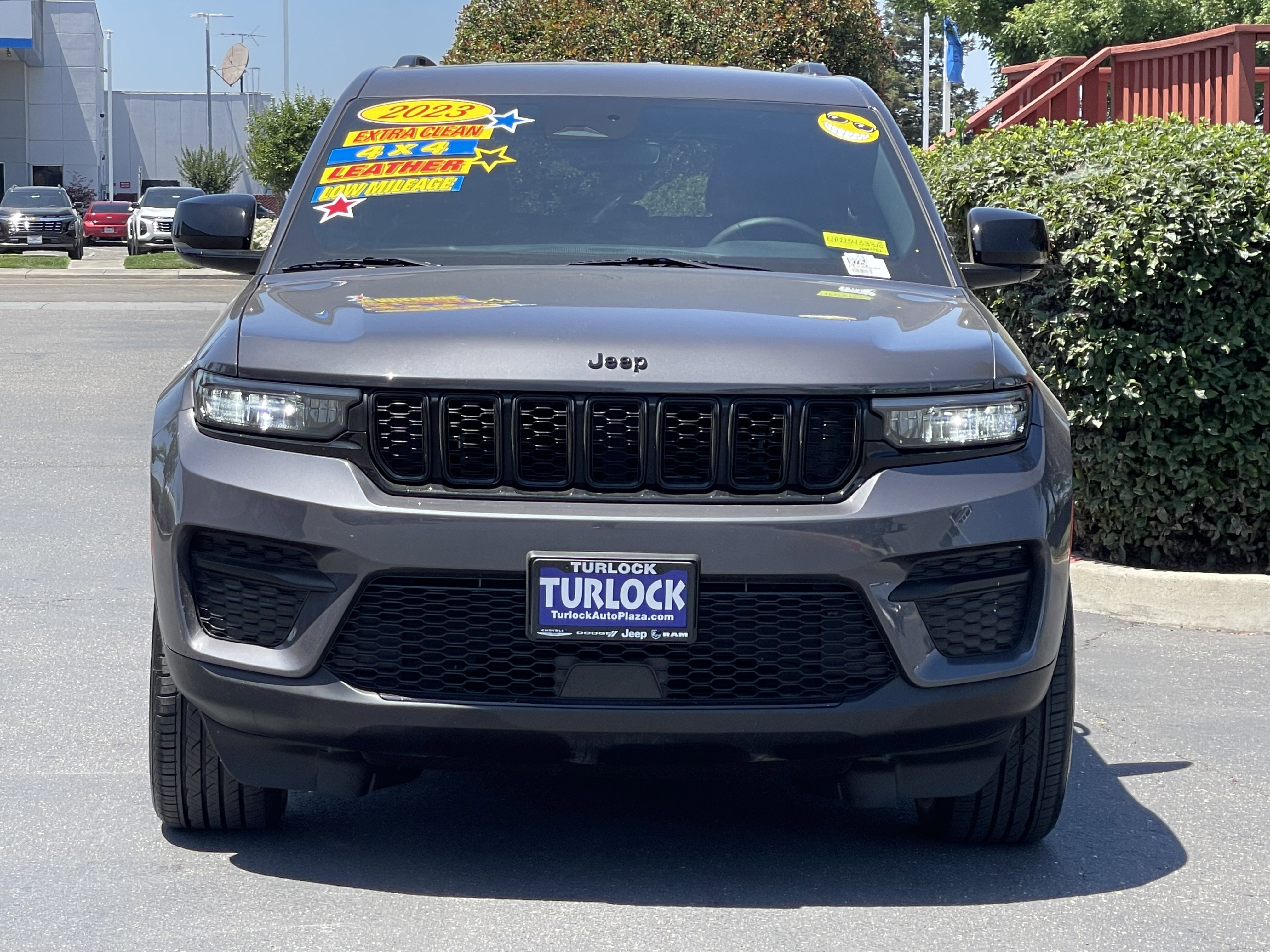 Used 2023 Gray Jeep Altitude X image 3