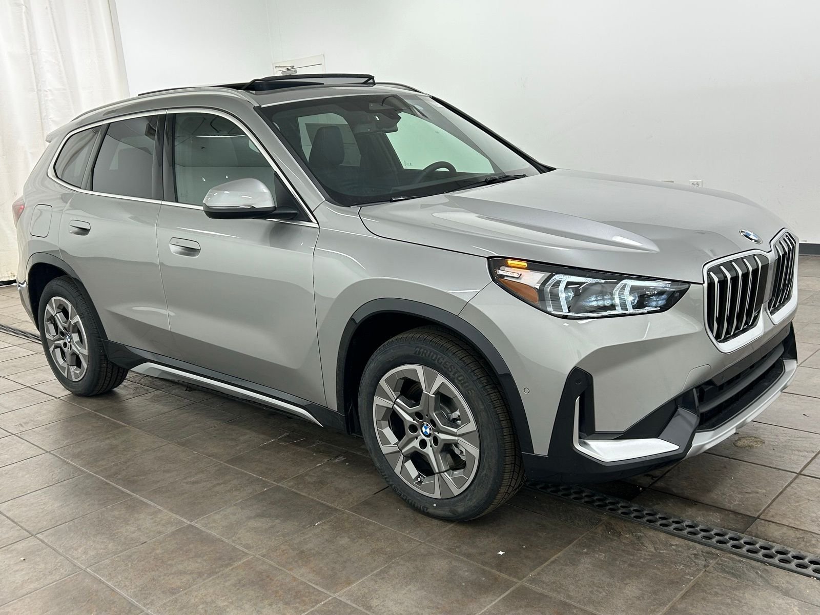 New 2026 Space Silver Metallic BMW xDrive28i image 9