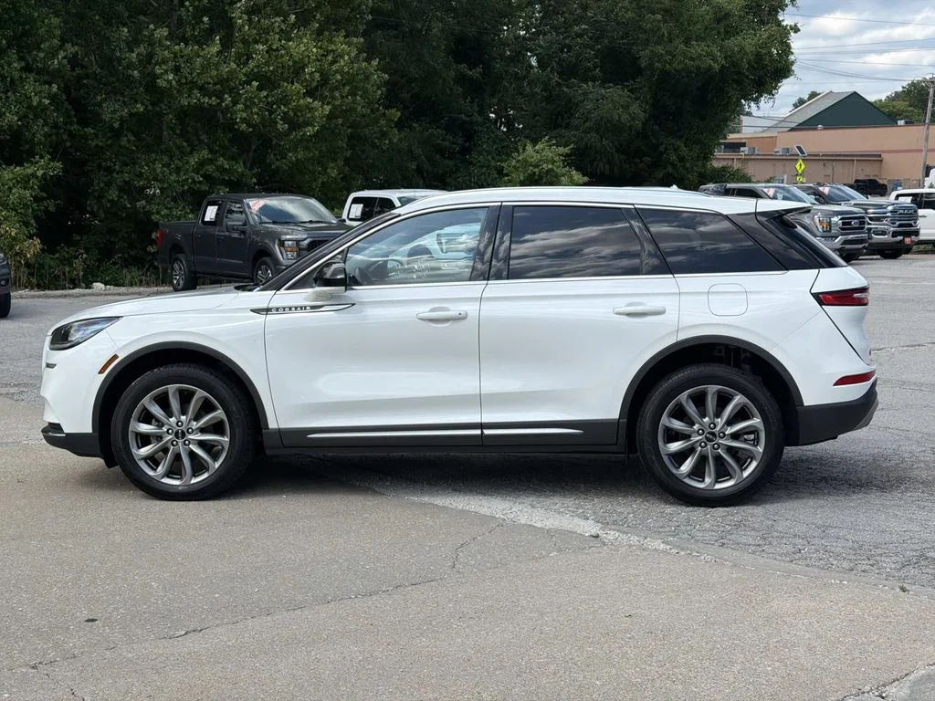 Used 2022 White Lincoln Standard image 8