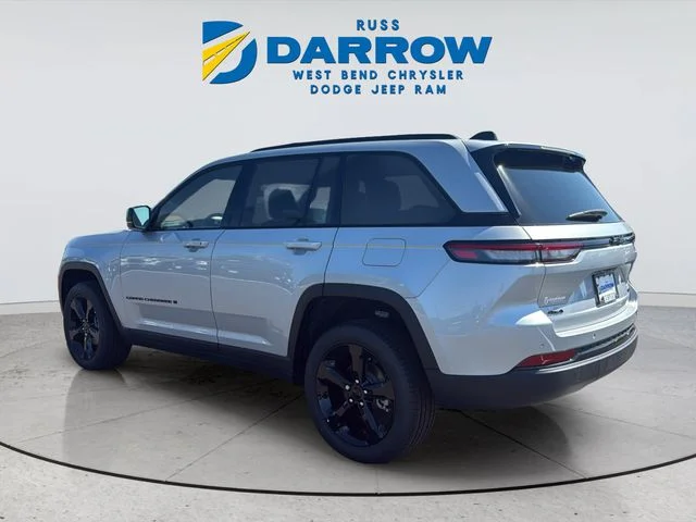 New 2025 Silver Zynith Exterior Paint Jeep Limited image 3