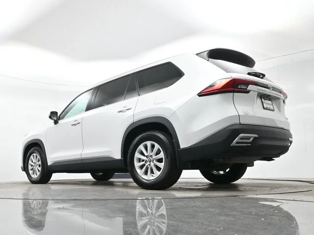Used 2024 Wind Chill Pearl Toyota XLE image 30