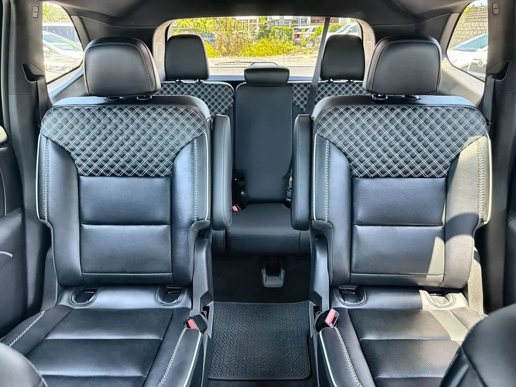 Used 2025 Ebony Twilight Metallic GMC Denali image 13
