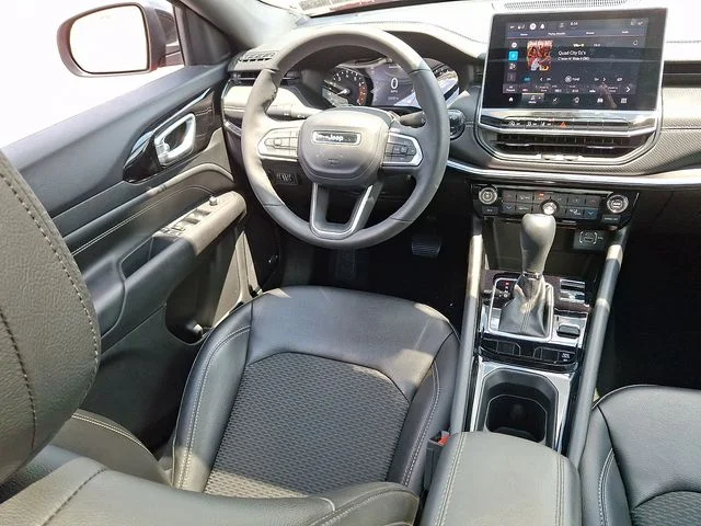 Used 2023 Red Jeep Latitude image 14