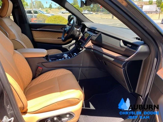 Used 2025 Gray Jeep Summit image 21