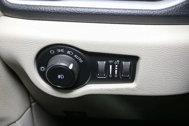 Used 2023 Silver Chrysler Touring L image 36