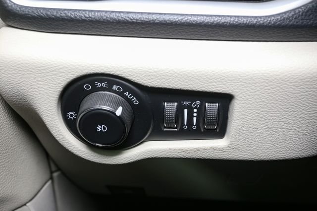 Used 2023 Silver Chrysler Touring L image 36
