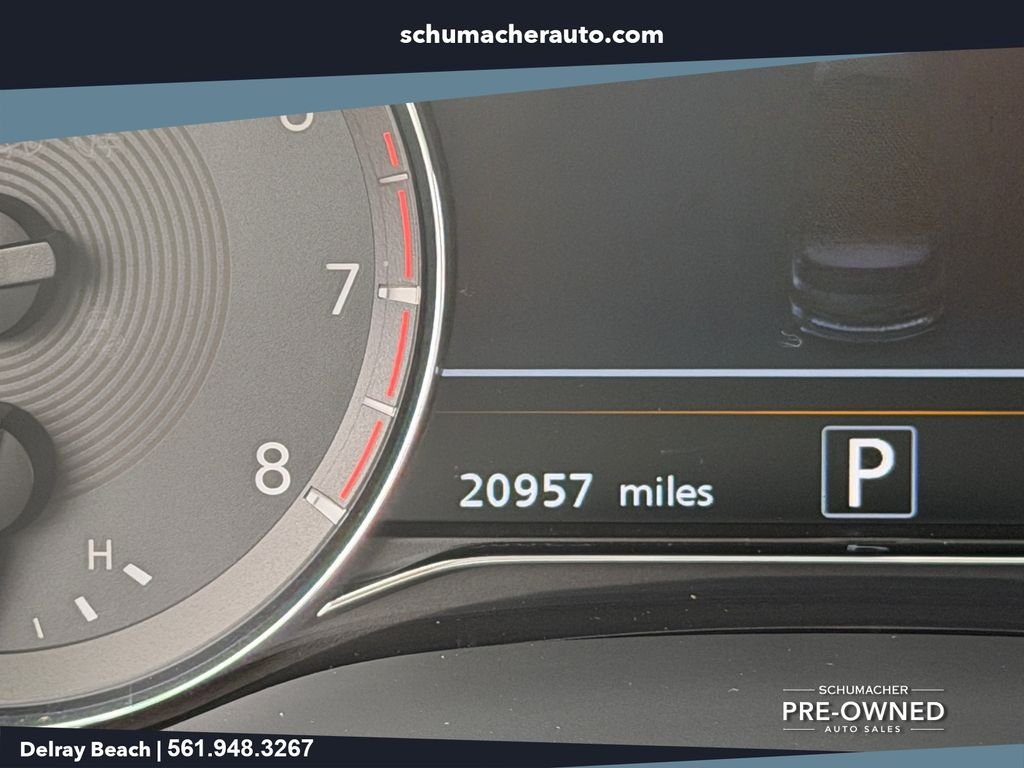 Used 2024 White INFINITI LUXE image 28