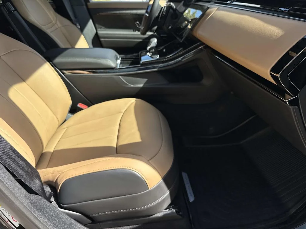 New 2026 Santorini Black Land Rover Dynamic SE image 7