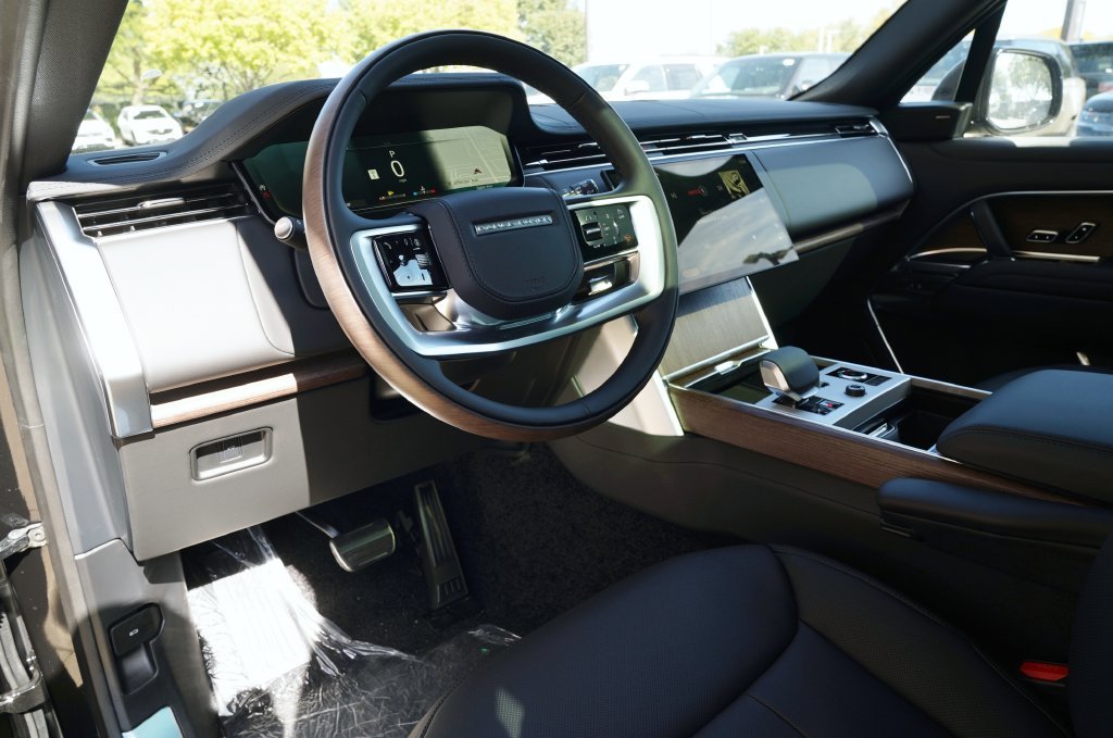 New 2027 Santorini Black Land Rover SE image 13