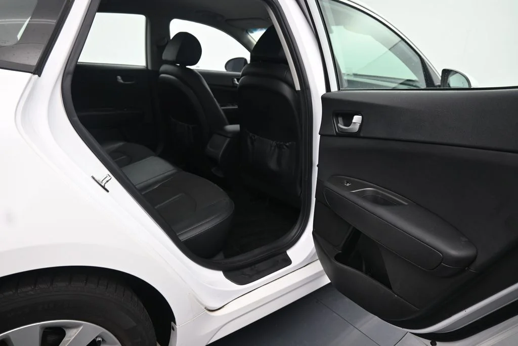 Used 2018 White Kia S image 10