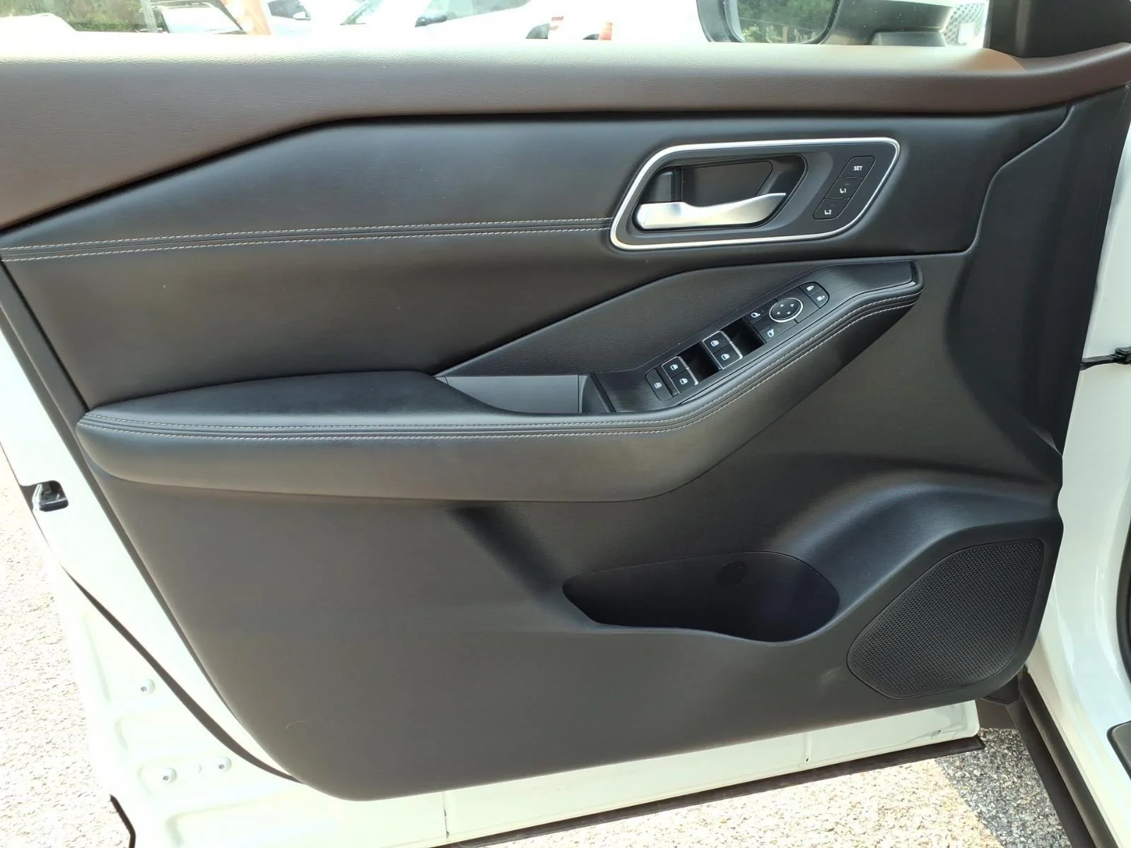 Used 2021 Pearl White Tricoat Nissan Platinum image 23
