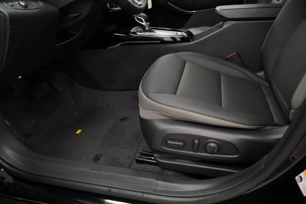 New 2026 Mosaic Black Metallic Chevrolet ACTIV image 31