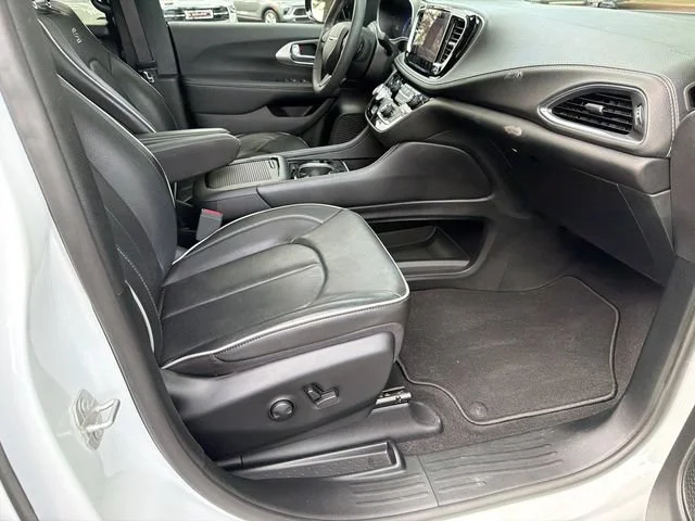 Used 2024 White Chrysler Limited image 13