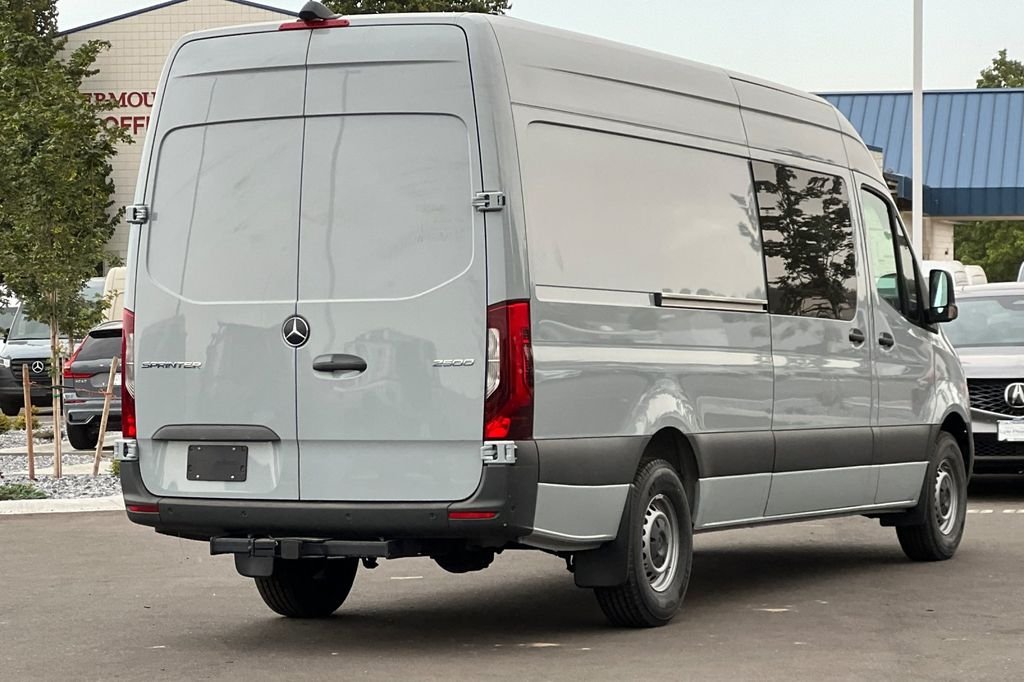 Used 2024  Mercedes-Benz Cargo 170 WB image 5