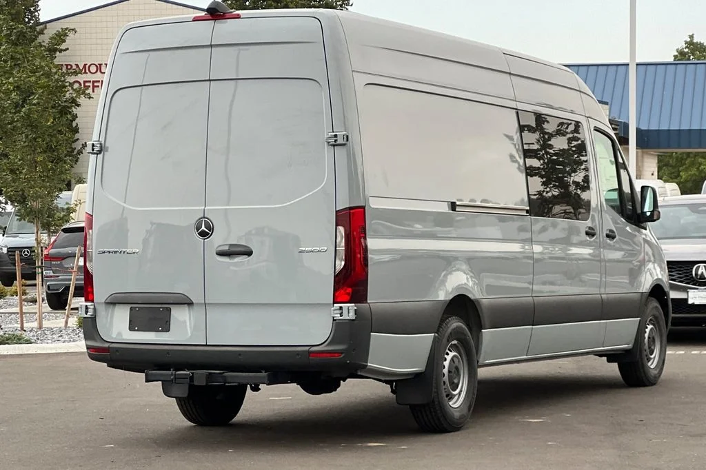 Used 2024  Mercedes-Benz Cargo 170 WB image 5