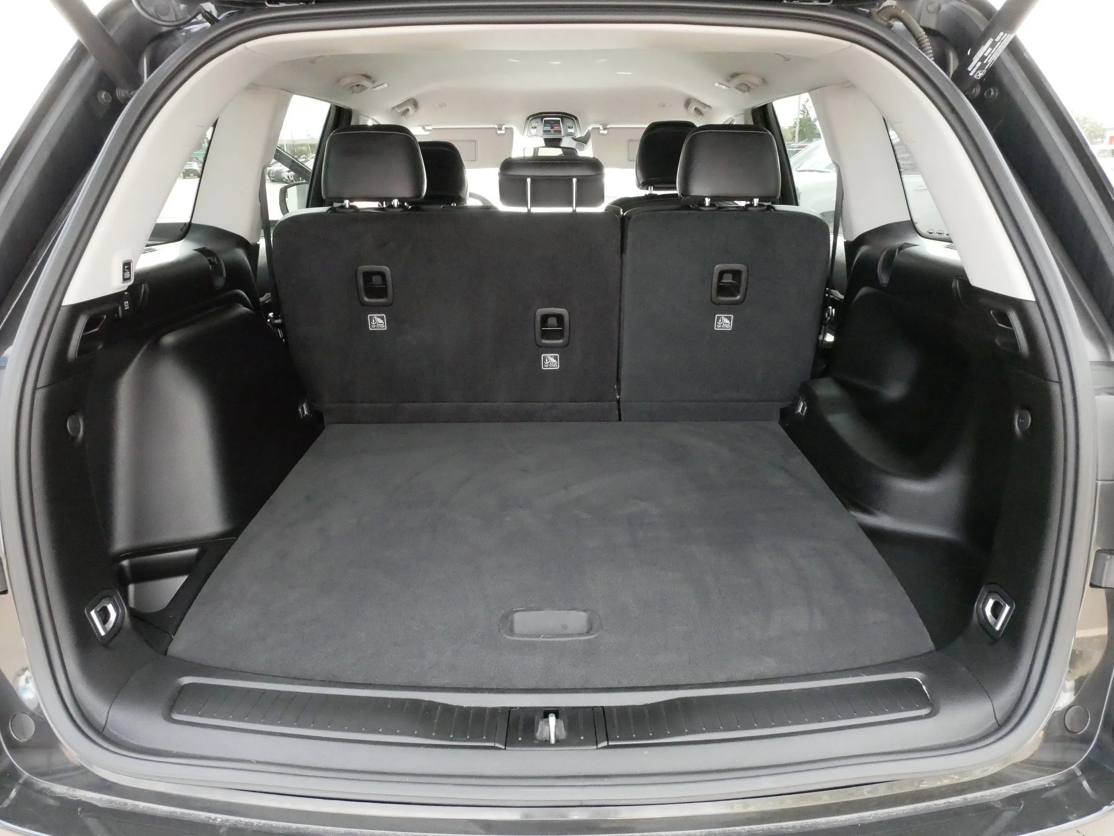 Used 2023 Rocky Mountain Pearlcoat Jeep Limited image 18