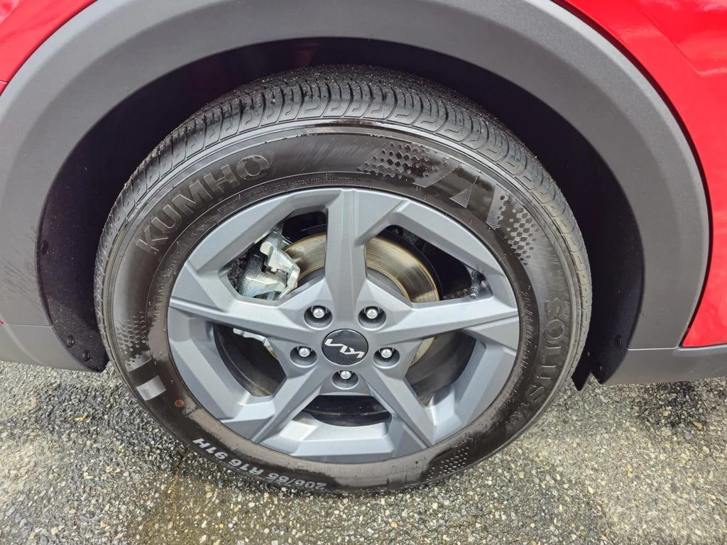 Used 2025 Red Kia LXS image 47