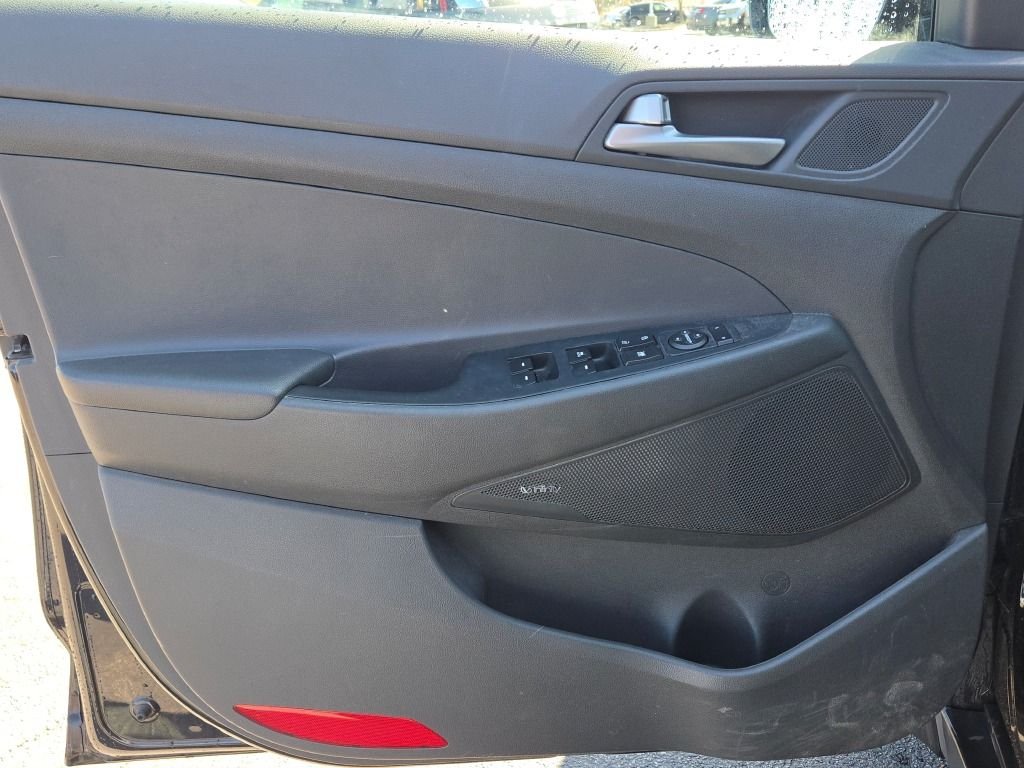 Used 2017 Black Hyundai SE Plus image 19