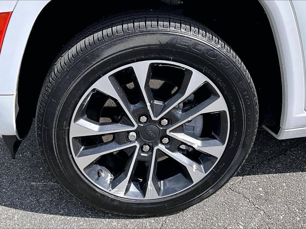 Used 2022 White Jeep Overland 4xe image 7