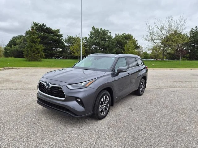 Used 2022 Gray Toyota XLE image 1